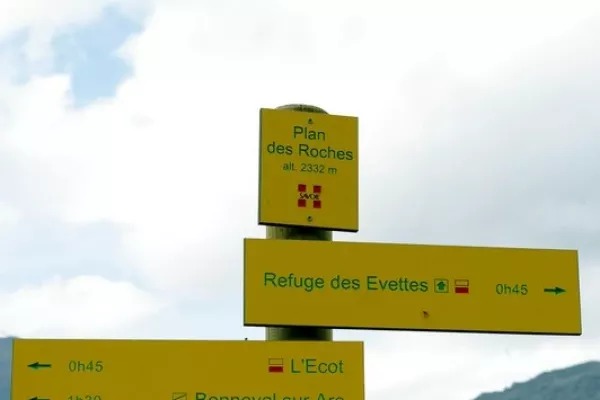 jch-2693-plan-des-roches-2-332-m-en-marche-vers-le-refuge-des-evettes-269326E0972B-D446-BED9-4063-0B169D9E0184.webp
