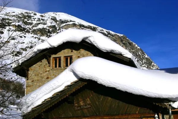 chalet sous la neige