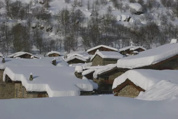 village sous la neige