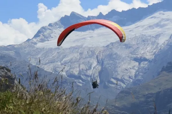 parapente-sur-fond-de-glacierBF5A8A00-50DF-7AAD-6891-B81C664B5ACC.webp