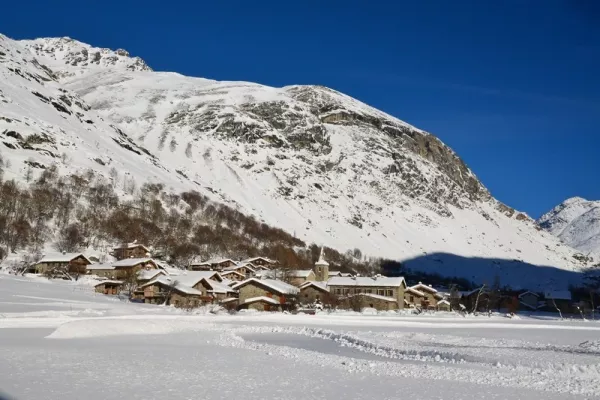 village de savoie sous la neige